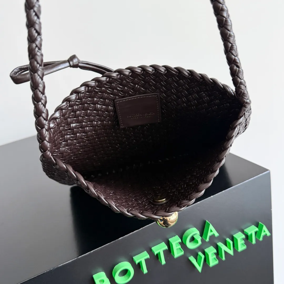 Batch 2480 Bottega Veneta's Tosca, made with exquisite intrecciato weaving technology, three-dimensional trapezoidal cut, neat lines outline a high-end box structure that never fades, giving the soft lambskin a unique silhouette ✨ Small gold balls are embellished to add a sense of fashion, and one leather strip is woven in one piece, simple and advanced. The capacity is suitable for daily life, lifting weight is light, and showing a calm aura in every step. The shoulder-carrying design is practical and carries a low-key taste and relaxed fashion. It is a treasure item that adds points to your outfit. If you know BV, don’t miss it ~ Tosca is your silent business card when traveling around the world. Style number: 777680 Size: 17*19.5*1cm